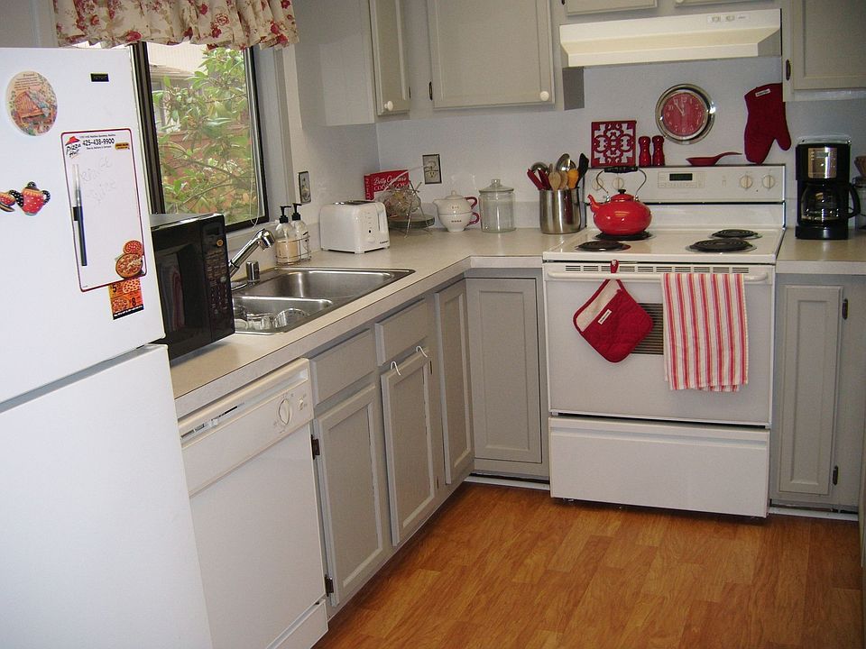 Kitchen w/Pergo floors & all Appliances