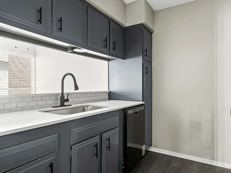 Rosemont Apartments — Photo 17