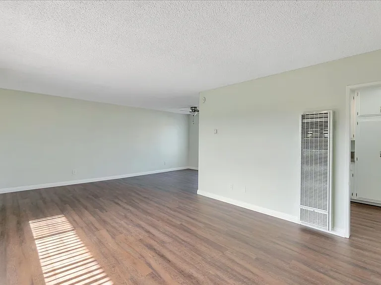 LA GRANADA APARTMENTS — Photo 15