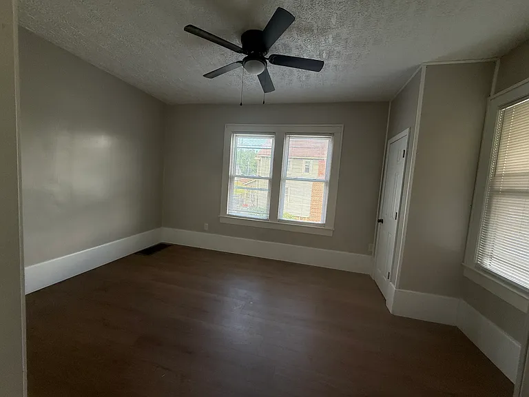 2042 Lee Ave — Photo 16