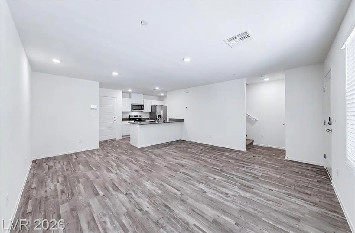 3 bed, 2.5 bath, 1309 sqft, $2,200 — Photo 3