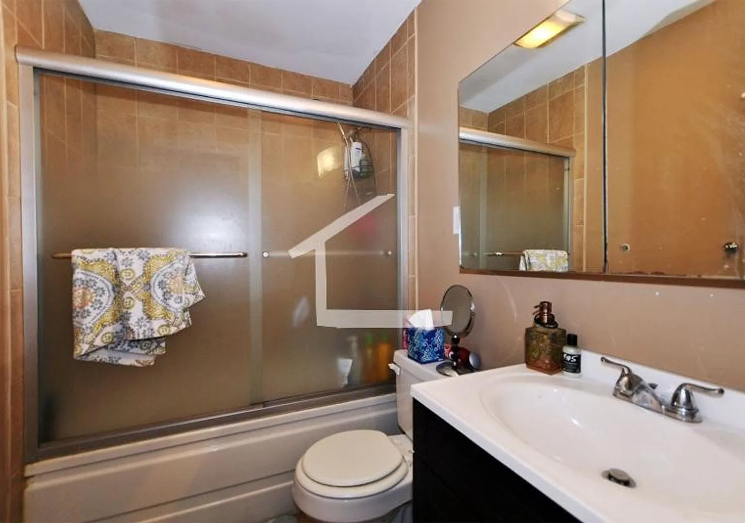 Gorgeous three bedroom, private entrance, Large bedrooms — Photo 3