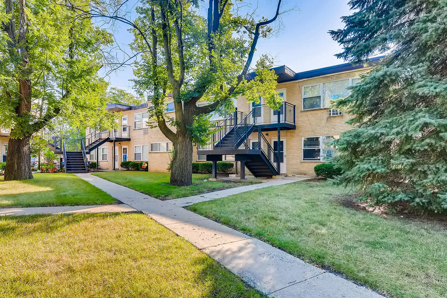 Hawthorne Apartments — Photo 1