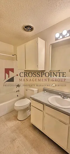 111 Queens Ct — Photo 15