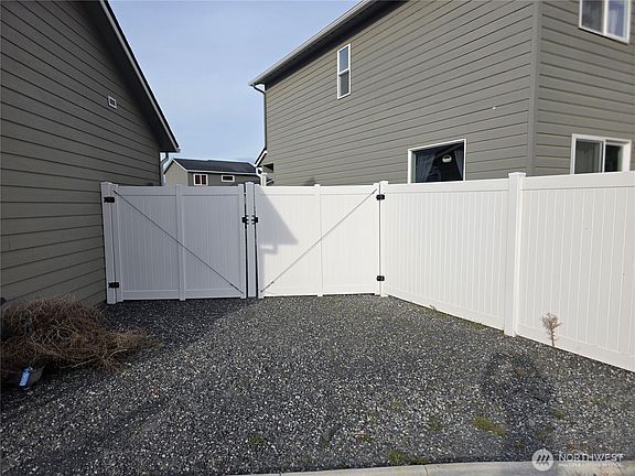 3rd image of 271 George Loop