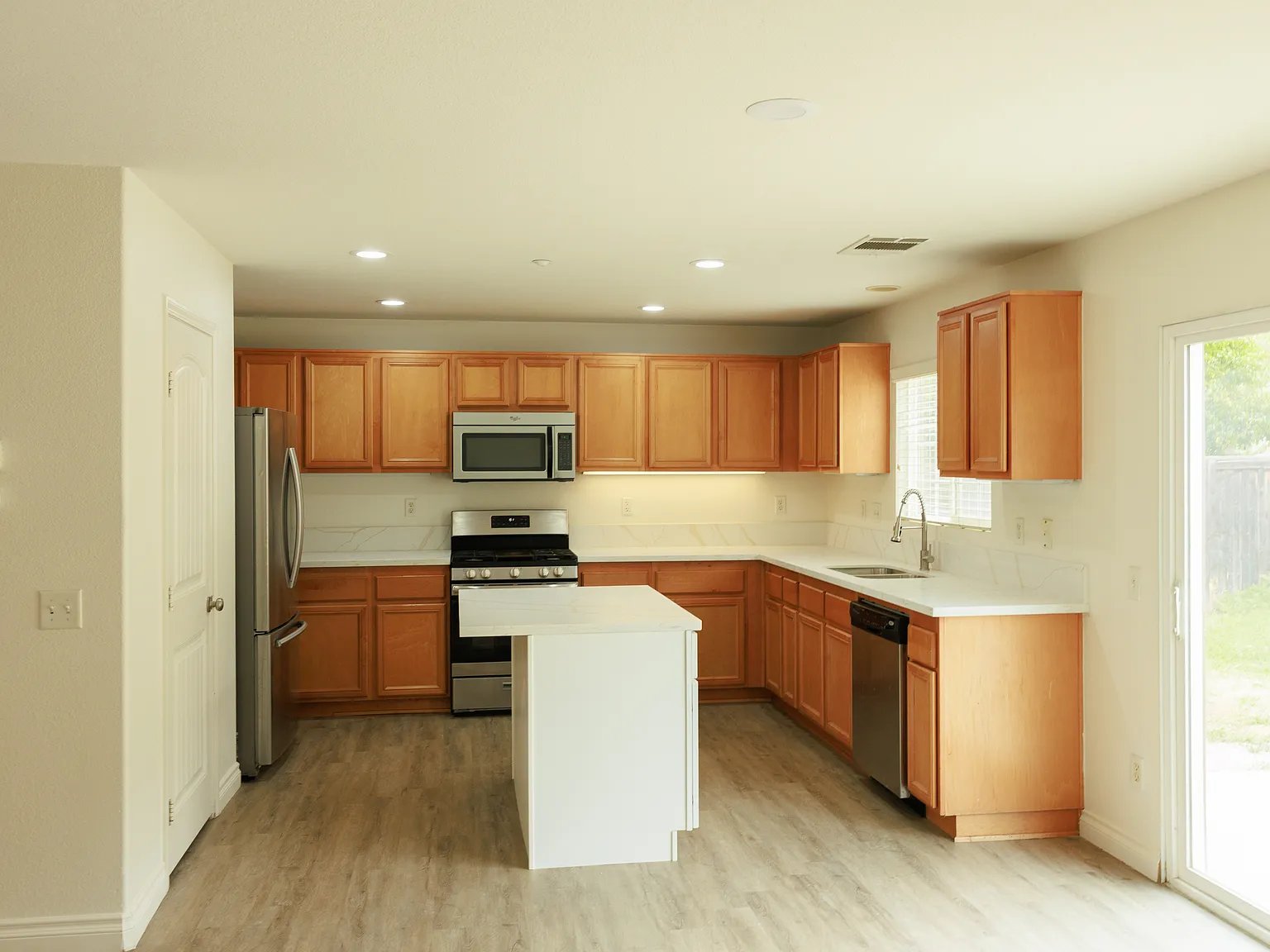 5 bed, 3200 sqft, $3,850 — Photo 2