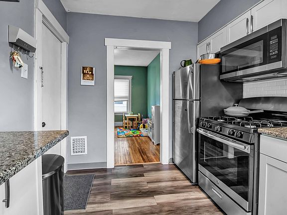 3rd image of 20 Fairchild Pl #2