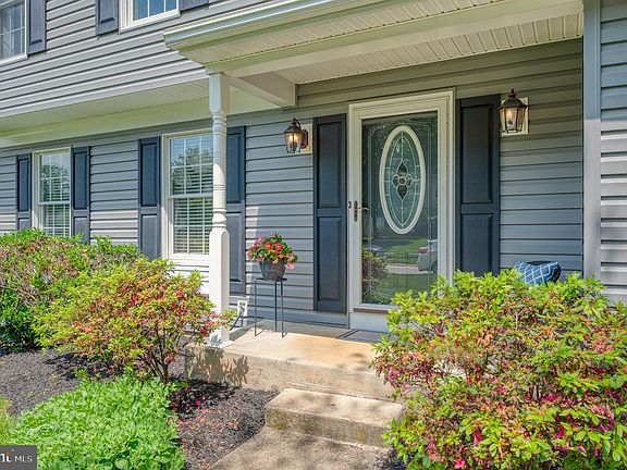 4th image of 1043 Alexandria Way