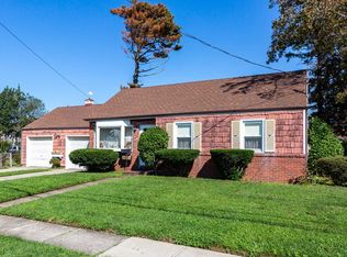 35 Kensington Ct, Copiague, NY