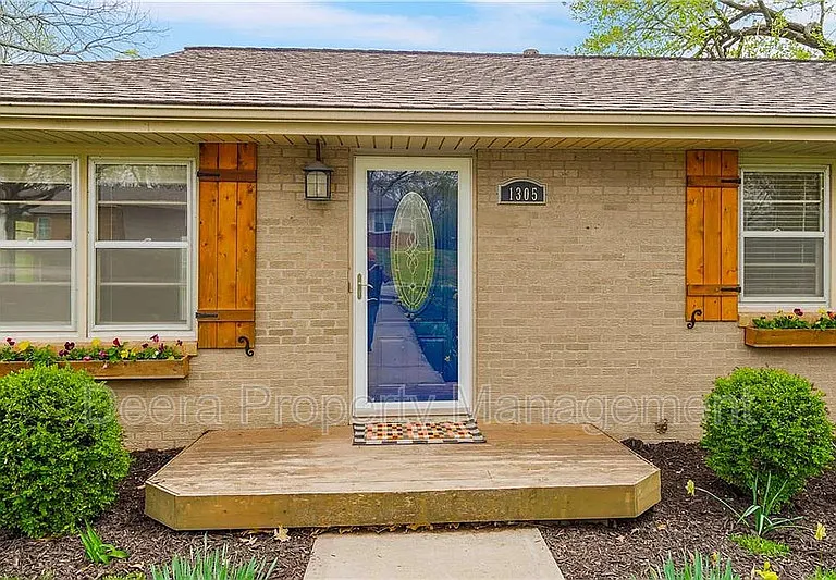 1305 Craig Dr — Photo 3