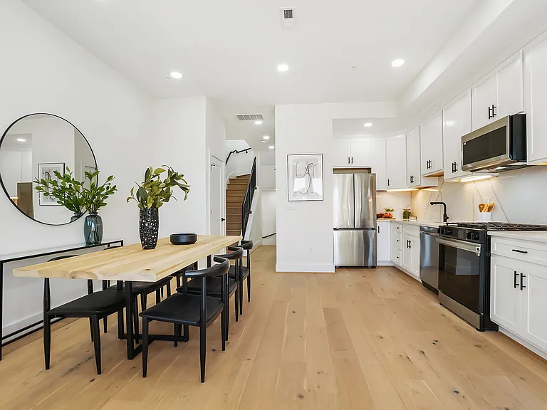 808 12th St NE #3 — Photo 3