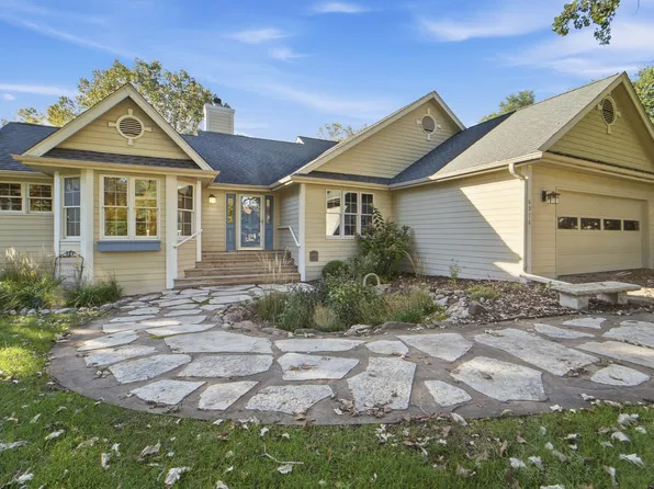6916 Capitol View Ct, Johnston, IA 50131