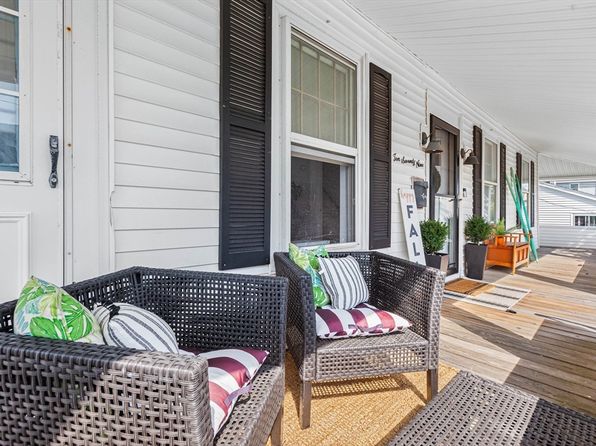 1079 Shirley St, Winthrop, MA 02152