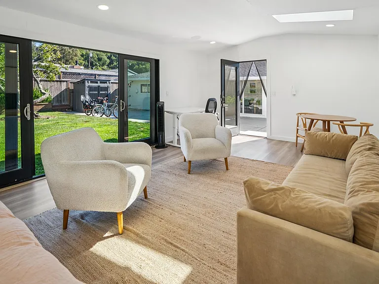 Bright studio with direct access to the backyard