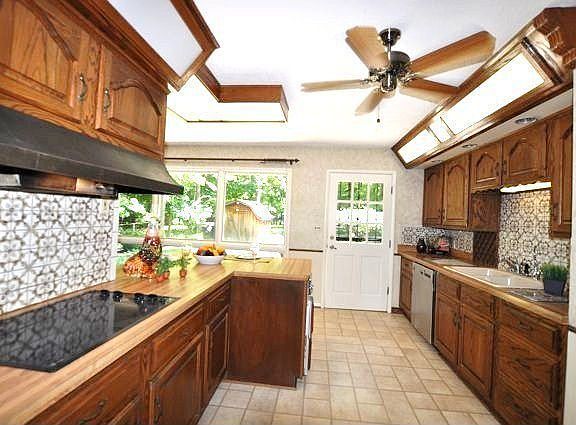 Large Kitchen with breakfast bar, Pantry