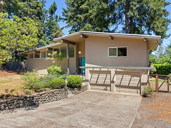 3rd image of 2075 Hillcrest Dr