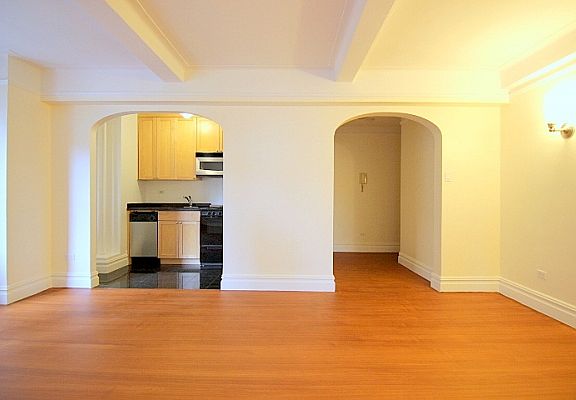 3rd image of 95 Christopher St APT 6J