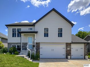 1008 Birchwood Dr, Hickman, NE 68372