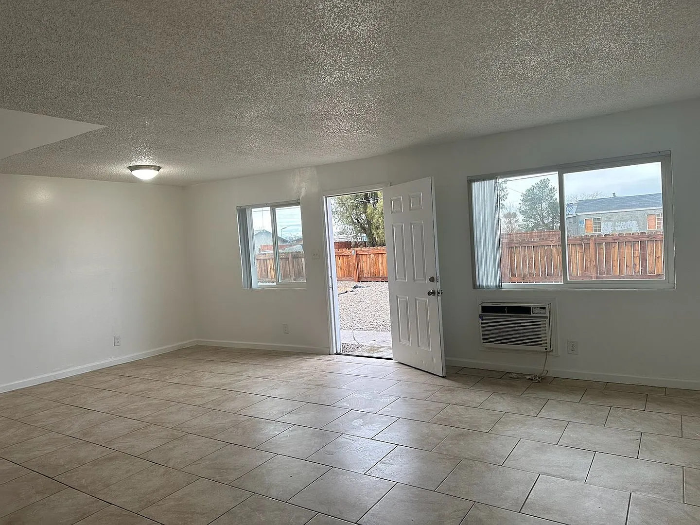 11895 White Ave — Photo 2