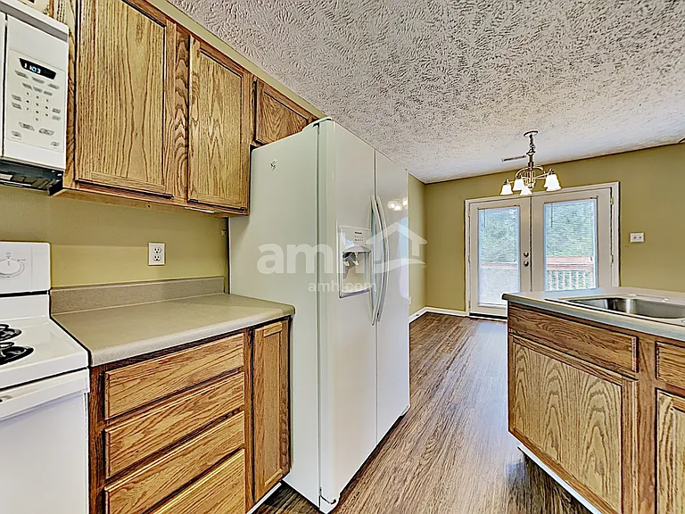 1423 Newbury Ln — Photo 5