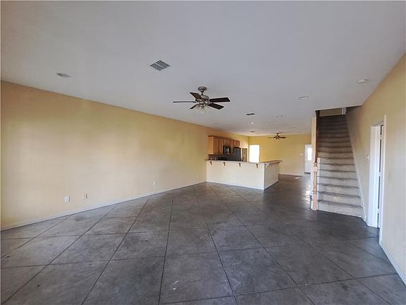 3rd image of 900 Oakwood Ave