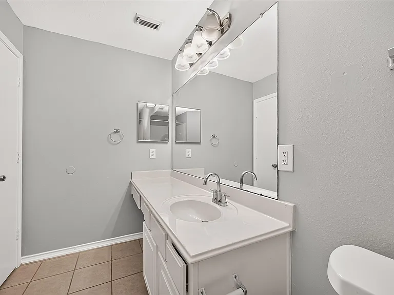 19451 Nasworthy Dr — Photo 32