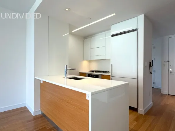 303 East 33rd Street image 2 of 16