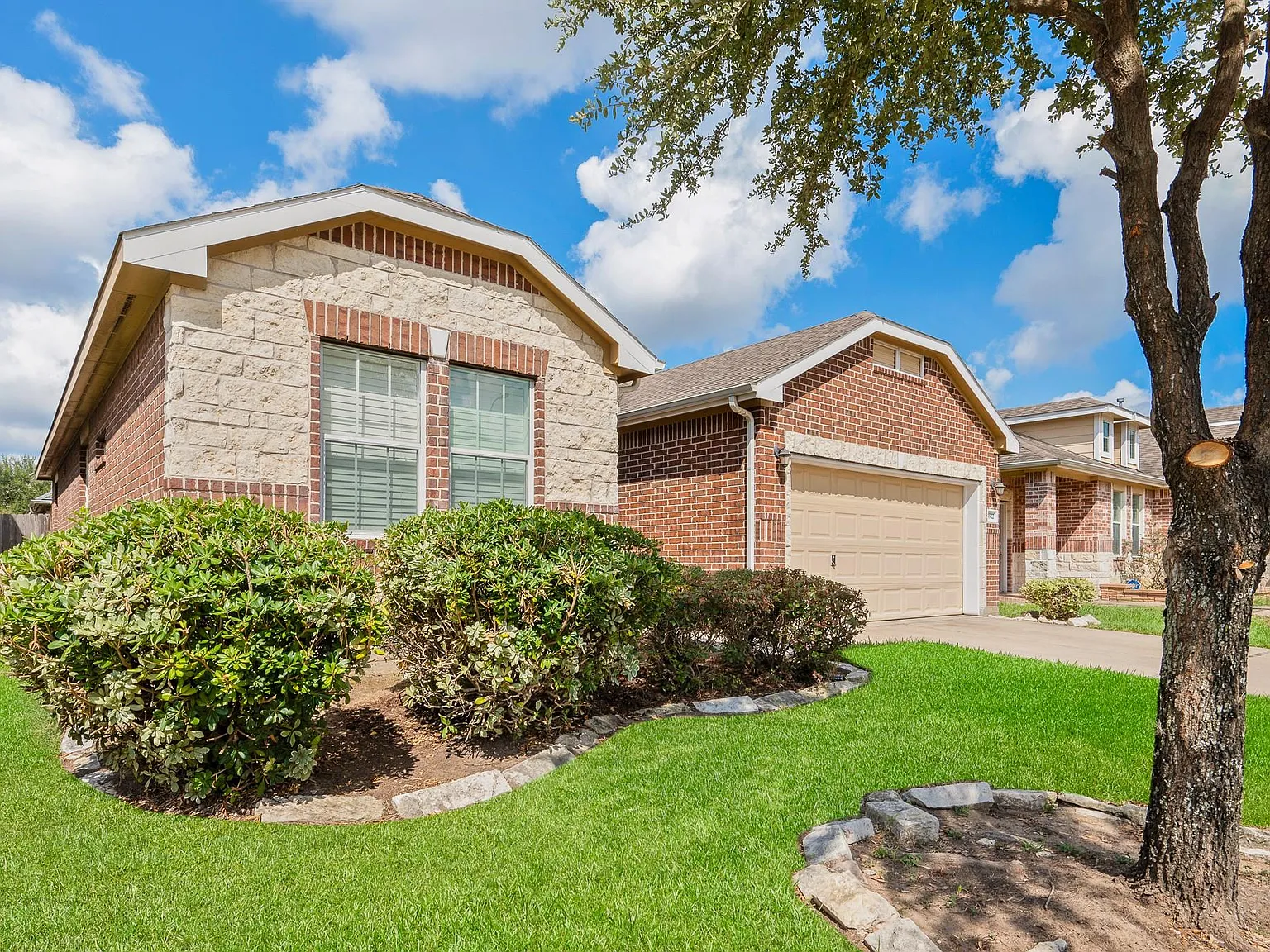 3 bed, 2.0 bath, 1588 sqft, $2,100 — Photo 2