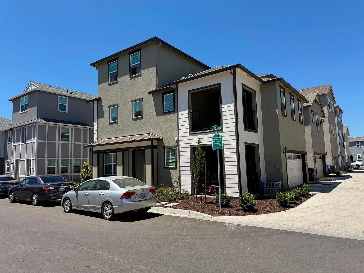 4 bed, 2339 sqft, $3,200 — Photo 2