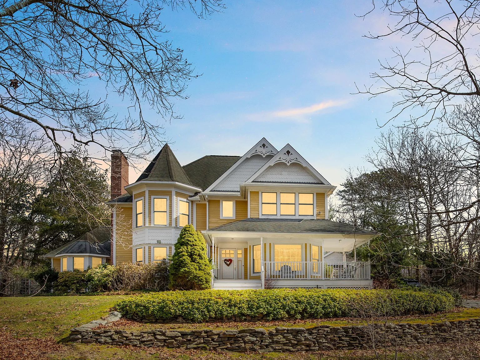 4 Bedroom Water Mill With Covered Porch — Photo 3