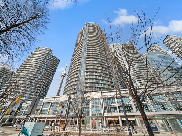 208 Queens Quay W #3313, Toronto, ON M5J 2Y5