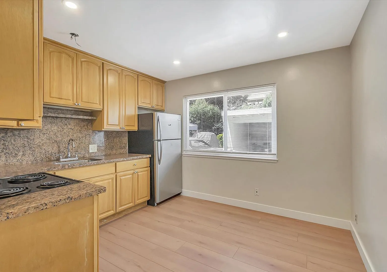 557 Troy Dr — Photo 2