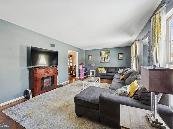 2nd image of 520 Springfield Rd