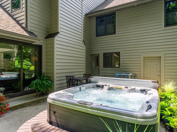 2495 Deerpath Dr, Green Bay, WI 54302
