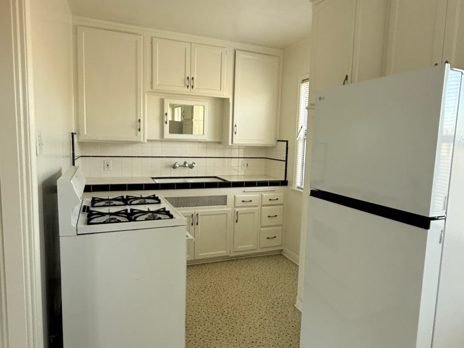 Studio, 380 sqft, $1,750 — Photo 2