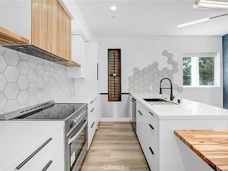 15803 Vose St — Photo 8