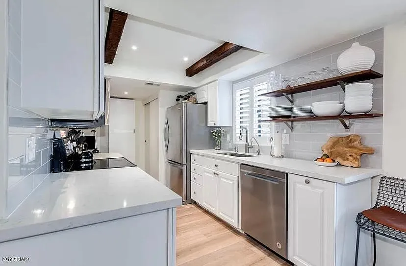 9430 E Mission Ln — Photo 2