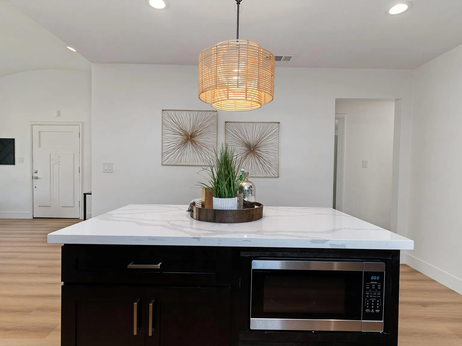 3 bed, 1400 sqft, $4,350 — Photo 3