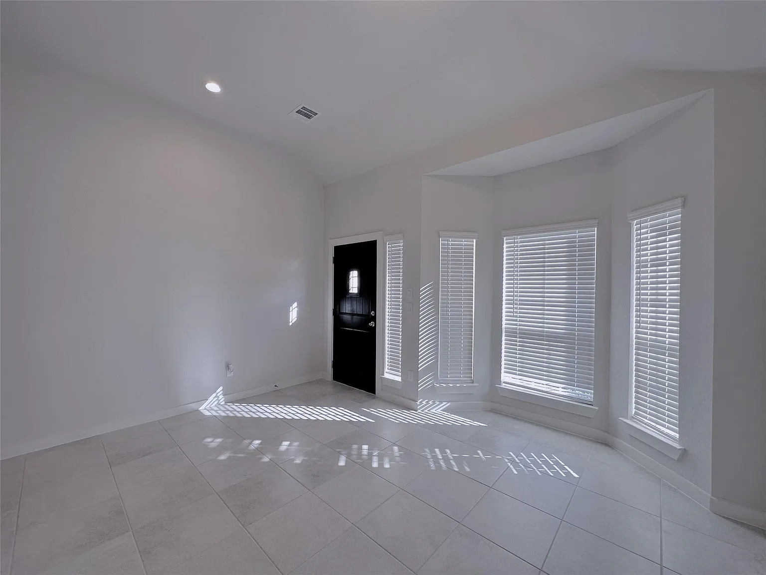 4 bed, 1858 sqft, $2,200 — Photo 2