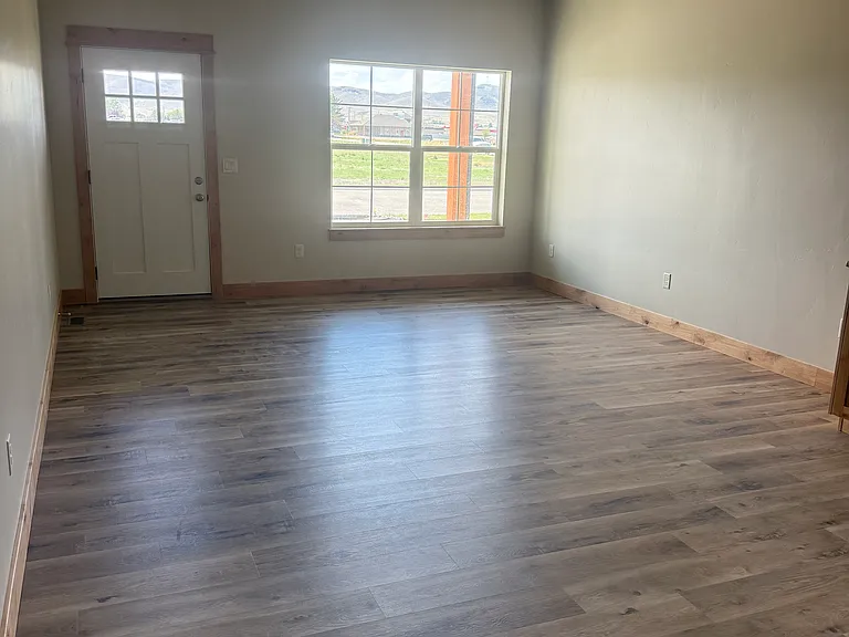 120 Legget Ave — Photo 4