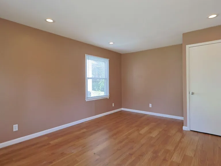 325 Caithness Rd — Photo 16