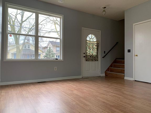 2nd image of 822 Clyde St