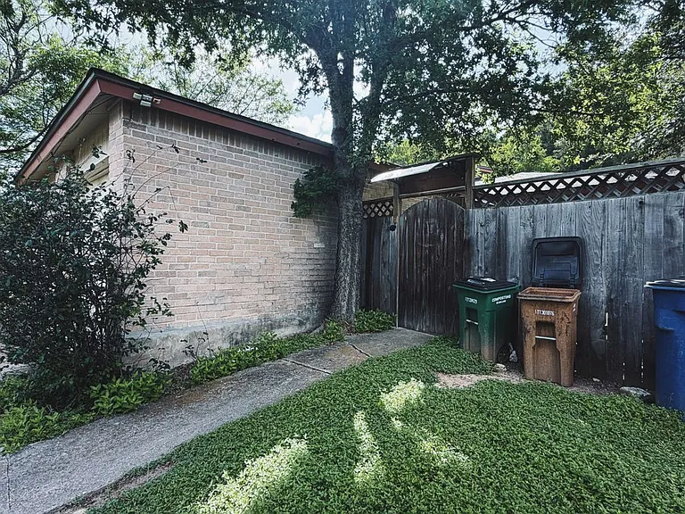 9906 Hundred Oaks Cir #B — Photo 3