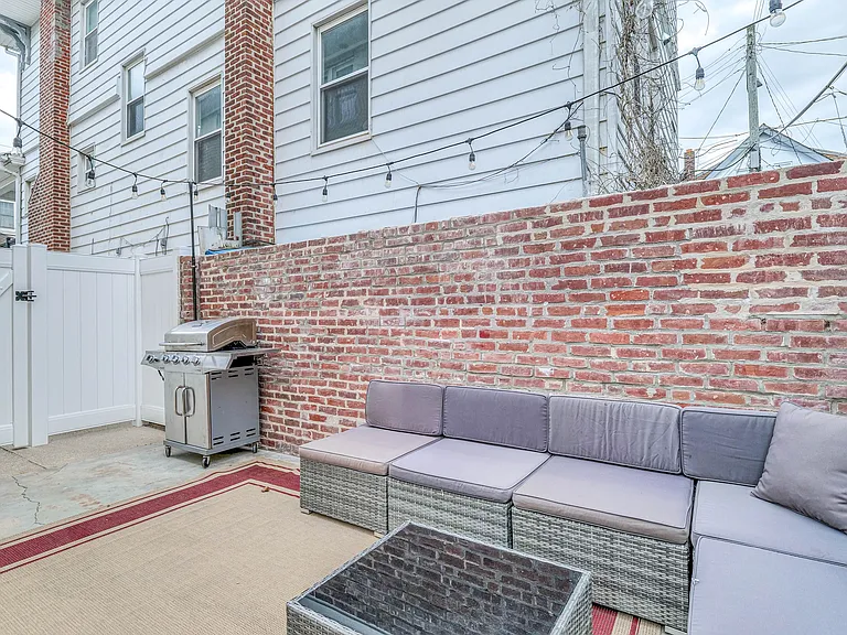 14 N Vassar Sq — Photo 32