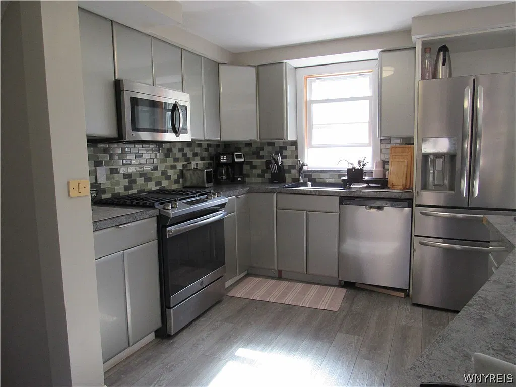 3 bed, 1.5 bath, 1631 sqft, $3,000 — Photo 2