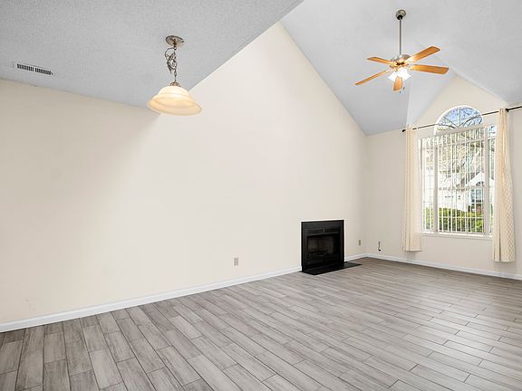 5th image of 355 Lees Mill Dr