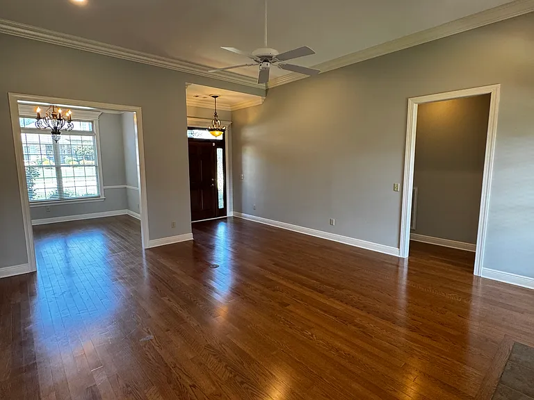 717 Greenbriar Dr — Photo 4