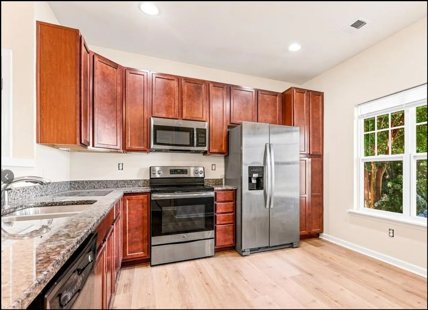 3BR/3BA End-Unit Townhome Near UNC Charlotte — Photo 4