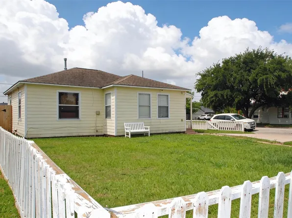 1231 W 7th St, Freeport, TX 77541