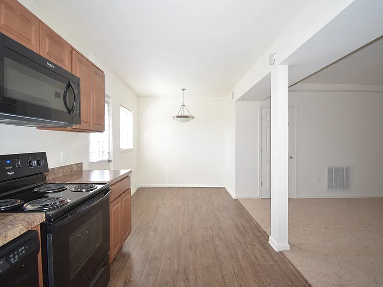 Stansbury Manor Apartments & Townhomes — Photo 10